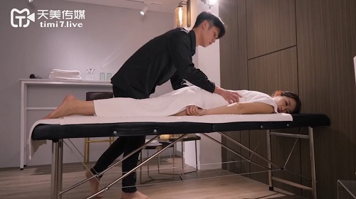 Anh massage may mắn khi được cô khách hàng khoả thân gạ đụ